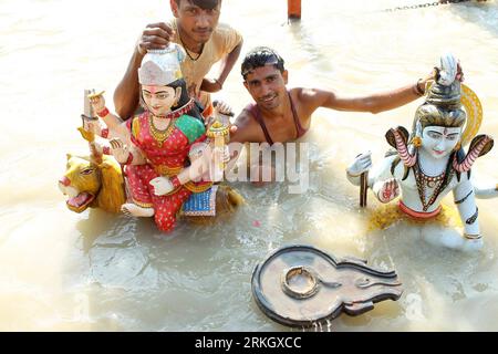 Bildnummer: 55624106  Datum: 27.07.2011  Copyright: imago/Xinhua (110728) -- NEW DELHI, July 28, 2011 (Xinhua) -- Devotees of Hinduism bathe in the River Ganges in Haridwar, Uttaranchal State of India, on July 27, 2011. Hindu pilgrims, also known as Kanwarias , arrive barefoot from across the country and converge on the banks of the River Ganges annually to collect holy water (kanwar) from the River Ganges in Haridwar, Gangotri or Gaumukh in the northern Indian state of Uttaranchal, then pour the holy water in their hometown temples. This journey, completed on foot, is supposed to fulfil their Stock Photo