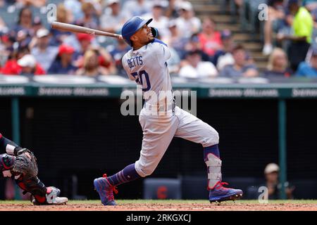 CLEVELAND, OH - 24. AUGUST: Der Right Fielder Mookie Betts (50) der Los Angeles Dodgers schlägt im Spiel einen der Doppelspiele gegen die Cleveland Guardians Stockfoto