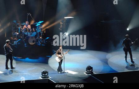 Bildnummer: 55624692 Datum: 28.07.2011 Copyright: imago/Xinhua (110729) -- PEKING, 29. Juli 2011 (Xinhua) -- The Cranberries, eine berühmte irische Rockband, die 1989 gegründet wurde, tritt am MasterCard Center in Peking, der Hauptstadt Chinas, am 28. Juli 2011 auf. Peking und Shanghai in Ostchina sind beide Stationen der Weltkonzerttournee der Band. Das Konzert in Shanghai am 26. Juli war das erste Konzert in China. (Xinhua/Xiao Xiao) (yby) CHINA-BEIJING-THE CRANBERRIES CONCERT (CN) PUBLICATIONxNOTxINxCHN Entertainment Kultur Musik People Aktion xbs x0x 2011 quer Premiere Bildnummer 55624692 Datum 28 07 2011 Stockfoto