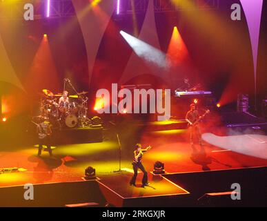 Bildnummer: 55624690 Datum: 28.07.2011 Copyright: imago/Xinhua (110729) -- PEKING, 29. Juli 2011 (Xinhua) -- The Cranberries, eine berühmte irische Rockband, die 1989 gegründet wurde, tritt am MasterCard Center in Peking, der Hauptstadt Chinas, am 28. Juli 2011 auf. Peking und Shanghai in Ostchina sind beide Stationen der Weltkonzerttournee der Band. Das Konzert in Shanghai am 26. Juli war das erste Konzert in China. (Xinhua/Xiao Xiao) (yby) CHINA-BEIJING-THE CRANBERRIES CONCERT (CN) PUBLICATIONxNOTxINxCHN Entertainment Kultur Musik People Aktion xbs x0x 2011 quer Premiere Bildnummer 55624690 Datum 28 07 2011 Stockfoto