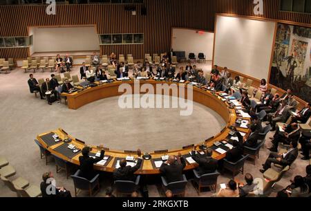 Bildnummer: 55624769  Datum: 28.07.2011  Copyright: imago/Xinhua (110728) -- NEW YORK, July 28, 2011 (Xinhua) -- Representatives of member nations of the UN Security Council vote in favor of a resolution at UN headquarters in New York, the United States, July 28, 2011. The UN Security Council on Thursday unanimously adopted a resolution to extend for a year the mandate of the UN Assistance Mission in Iraq (UNAMI) as the current mandate is set to expire on July 31, 2011. (Xinhua/Yan Huan) (wjd) US-UN-IRAQ-UNAMI-EXTENSION PUBLICATIONxNOTxINxCHN People Politik UN UNO Sicherheitsrat xbs x0x premiu Stock Photo