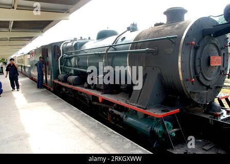 Bildnummer: 55625204  Datum: 28.07.2011  Copyright: imago/Xinhua (110729) -- SABAH, July 29, 2011 (Xinhua) -- A stream locomotive prepares to start engine on North Borneo Railway in Sabah, Malaysia on July 28, 2011. Regional Railway Board of Kota Kinabalu on Thursday took back a stream locomotive onto the North Borneo Railway, providing guests a taste of the traditional style transportation.(Xinhua) (srb) MALAYSIA-SABAH-STEAM LOCOMOTIVE PUBLICATIONxNOTxINxCHN Gesellschaft Verkehr Bahn Dampflok Zug historisch xbs 2011 quer o0 Lok Dampflok Objekte    Bildnummer 55625204 Date 28 07 2011 Copyright Stock Photo