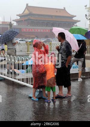 Bildnummer: 55625206 Datum: 29.07.2011 Copyright: imago/Xinhua (110729) -- PEKING, 29. Juli 2011 (Xinhua) -- Touristen, die Regenschirme tragen oder Regenmäntel tragen, werden auf dem Tian-Anmen-Platz in Peking, der Hauptstadt Chinas, am 29. Juli 2011 gesehen. Das Pekinger Wetteramt gab um 6 Uhr morgens eine Sturmwarnung aus, und die vorhergesagten Niederschläge würden in den nächsten 12 Stunden 50 mm überschreiten. (Xinhua/Luo Xiaoguang)(mcg) CHINA-BEIJING-RAINFALL (CN) PUBLICATIONxNOTxINxCHN Gesellschaft Wetter Unwetter Regen xbs 2011 hoch o0 Schirm Regenschirm Bildnummer 55625206 Datum 29 07 2011 Copyright Imago XINHUA Beijing Jul Stockfoto