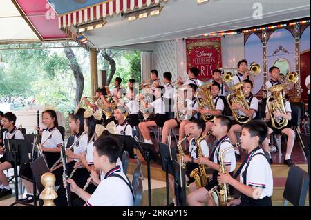 Bildnummer: 55629869 Datum: 27.07.2011 Copyright: imago/Xinhua (110729) -- LOS ANGELES, 29. Juli 2011 (Xinhua) -- Chinesische Teenager treten im Disney Amusement Park in Kalifornien, USA auf, 27. Juli 2011. Drei Teenager-Orchester-Bands aus China kamen am 24. Juli in Los Ageles an, um am internationalen Orchesterfestival für Teenager teilzunehmen und einen kulturellen Austausch mit ihrem US-amerikanischen Amtskollegen zu führen. (Xinhua/Yang Lei) US-LOS ANGELES-CHINA-TEENAGER ORCHESTRA PERFORMANCE PUBLICATIONxNOTxINxCHN Kultur Musik Austausch Jugendorchester Orchester USA Jugendliche Kinder x0x xst 2011 quer B Stockfoto