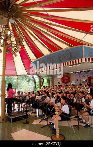 Bildnummer: 55629868  Datum: 27.07.2011  Copyright: imago/Xinhua (110729) -- LOS ANGELES, July 29, 2011 (Xinhua) -- Chinese teenagers perform at the Disney Amusement Park in California, the United States, July 27, 2011. Three teenager orchestra bands from China arrived in Los Ageles on July 24 to attend the international orchestra festival for teenagers and have a cultural exchange with their U.S. counterpart. (Xinhua/Yang Lei) U.S.-LOS ANGELES-CHINA-TEENAGER ORCHESTRA PERFORMANCE PUBLICATIONxNOTxINxCHN Kultur Musik Austausch Jugendorchester Orchester USA Jugendliche Kinder x0x xst 2011 hoch Stock Photo