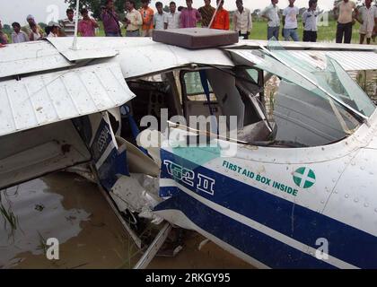 Bildnummer: 55635381 Datum: 29.07.2011 Copyright: imago/Xinhua (110729) -- ALIGARH, 29. Juli 2011 (Xinhua) -- das Wrack des Flugzeugs ist in einem Feld im Dorf Dhanipur bei Aligarh in Uttar Pradesh, Indien, 29. Juli 2011 zu sehen. Ein zweisitziges Pilot-Trainingsflugzeug stürzte hier am Freitagnachmittag ab, tötete den Piloten und verletzte den Auszubildenden. (Xinhua/Stringer) (wjd) INDIA-ALIGARH-TRAINING FLUGZEUG-CRASH PUBLICATIONxNOTxINxCHN Gesellschaft Verkehr Luftfahrt Flugzeug Absturz Unglück Flugzeugunglück Premiere xjh x0x 2011 quer Bildnummer 55635381 Datum 29 07 2011 Copyright Imago XINHUA Aligarh Juli 29 Stockfoto