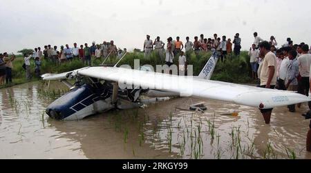 Bildnummer: 55635383 Datum: 29.07.2011 Copyright: imago/Xinhua (110729) -- ALIGARH, 29. Juli 2011 (Xinhua) -- das Wrack des Flugzeugs ist in einem Feld im Dorf Dhanipur bei Aligarh in Uttar Pradesh, Indien, 29. Juli 2011 zu sehen. Ein zweisitziges Pilot-Trainingsflugzeug stürzte hier am Freitagnachmittag ab, tötete den Piloten und verletzte den Auszubildenden. (Xinhua/Stringer) (wjd) INDIA-ALIGARH-TRAINING FLUGZEUG-CRASH PUBLICATIONxNOTxINxCHN Gesellschaft Verkehr Luftfahrt Flugzeug Absturz Unglück Flugzeugunglück Premiere xjh x0x 2011 quer Premiere Bildnummer 55635383 Datum 29 07 2011 Copyright Imago XINHUA Aligar Stockfoto