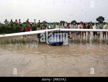 Bildnummer: 55635382  Datum: 29.07.2011  Copyright: imago/Xinhua (110729) -- ALIGARH, July 29, 2011 (Xinhua) -- The wreckage of the plane is seen in a field in Dhanipur village at Aligarh in Uttar Pradesh, India, July 29, 2011. A two-seater pilot training plane crashed here on Friday afternoon, killing the pilot and injuring the trainee. (Xinhua/Stringer) (wjd) INDIA-ALIGARH-TRAINING PLANE-CRASH PUBLICATIONxNOTxINxCHN Gesellschaft Verkehr Luftfahrt Flugzeug Absturz Unglück Flugzeugunglück premiumd xjh x0x 2011 quer premiumd     Bildnummer 55635382 Date 29 07 2011 Copyright Imago XINHUA  Aligar Stock Photo