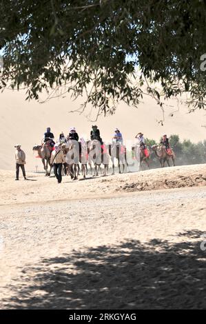 Bildnummer: 55629879 Datum: 29.07.2011 Copyright: imago/Xinhua (110729) -- DUNHUANG, 29. Juli 2011 (Xinhua) -- Touristen besuchen die malerische Stelle des Mingsha-Berges und des Mondsichels mit dem Kamel in Dunhuang City, nordwestchinesische Provinz Gansu, 29. Juli 2011. In den letzten sieben Monaten wurden an diesem malerischen Ort fast 300.000 Touristen empfangen, die in den letzten Jahren einen neuen Höhepunkt erreichten. (Xinhua/Gao Jianjun) (zl) CHINA-GANSU-DUNHUANG-TOURISM (CN) PUBLICATIONxNOTxINxCHN Reisen Wüste x0x xst 2011 hoch Bildnummer 55629879 Datum 29 07 2011 Copyright Imago XINHUA Dunhuang Juli 29 2011 XINHUA Touristen besuchen die Stockfoto