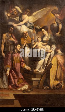 GENUA, ITALIEN - 6. MÄRZ 2023: Das Gemälde der Madonna unter den Heiligen in der Kirche Chiesa di Santo Stefano von einem unbekannten Künstler. Stockfoto