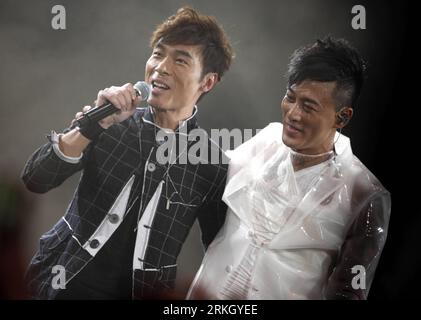Bildnummer: 55635395  Datum: 29.07.2011  Copyright: imago/Xinhua (110730) -- HONG KONG, July 30, 2011 (Xinhua) -- Singer Raymond Lam (R) and Andy Hui perform together on the first of Lam s three-stage Light up My Live concert in Hong Kong, south China, July 29, 2011. (Xinhua/Duan Zhuoli)(mcg) CHINA-HONG KONG-RAYMOND LAM-CONCERT (CN) PUBLICATIONxNOTxINxCHN Kultur Musik People Aktion xjh x0x 2011 quer     Bildnummer 55635395 Date 29 07 2011 Copyright Imago XINHUA  Hong Kong July 30 2011 XINHUA Singer Raymond LAM r and Andy Hui perform Together ON The First of LAM S Three Stage Light up My Live C Stockfoto