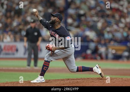 St. Petersburg, FL USA; Cleveland Guardians Relief Pitcher Enyel de Los Santos (62) liefert ein Pitch während eines MLB-Spiels gegen die Tampa Bay Rays On Stockfoto