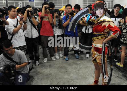 Bildnummer: 55655625  Datum: 31.07.2011  Copyright: imago/Xinhua (110731) -- HONG KONG, July 31, 2011 (Xinhua) -- A cosplayer poses for photos at the Hong Kong Convention and Exhibition Centre in south China s Hong Kong on July 31, 2011. The 13th Animation-Comic-Game Hong Kong (ACGHK) opened Friday here, and will last till next Tuesday. The theme this year is Fountain of Creativity. (Xinhua/Song Zhenping) (wxy) CHINA-HONG KONG-ACGHK (CN) PUBLICATIONxNOTxINxCHN Gesellschaft Wirtschaft Kultur Messe Hongkong Animationsspiele Comicmesse Spielemesse Computerspiele xub 2011 quer premiumd o0 Kostüm Stock Photo