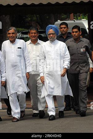 Bildnummer: 55672411 Datum: 01.08.2011 Copyright: imago/Xinhua (110801) -- NEU DELHI, 1. August 2011 (Xinhua) -- der indische Premierminister Manmohan Singh (Front 2. R) kommt mit anderen Ministern am ersten Tag der Monsunsitzung des Parlaments in Neu Delhi, Indien, 1. August 2011. Manmohan Singh Monday appellierte an Oppositionsparteien, sich zusammenzuschließen und die Probleme des Landes anzugehen. (Xinhua/Partha Sarkar)(axy) INDIA-NEW DELHI-MANMOHAN SINGH PUBLICATIONxNOTxINxCHN People Politik xdp x0x Premiere 2011 hoch Bildnummer 55672411 Datum 01 08 2011 Copyright Imago XINHUA New Delhi 1. August 2011 XIN Stockfoto