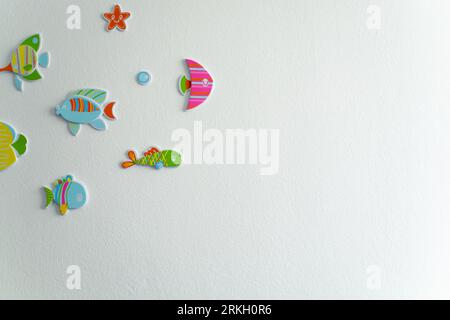 A close-up of a wall with colorful fish art Stockfoto