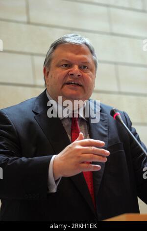 Bildnummer: 55675358  Datum: 02.08.2011  Copyright: imago/Xinhua (110802) -- ATHENS, Aug. 2, 2011 (Xinhua) -- Greek Deputy Prime Minister and Finance Minister Evangelos Venizelos speaks at a press conference held by the Organization for Economic Cooperation and Development (OECD) in Athens, capital of Greece, Aug. 2, 2011. OECD gave a vote of confidence for the Greek ambitious austerity plan here on Tuesday, saying the country s economy would grow by 0.6 percent in 2012. (Xinhua /Marios Lolos) (wjd) GREECE-OECD-ECONOMY PUBLICATIONxNOTxINxCHN People Politik Porträt Sparplan Sparpolitik Sparpake Stock Photo