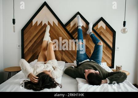 A happy couple lying contentedly in bed Stockfoto