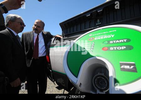 Bildnummer: 55675760  Datum: 03.08.2011  Copyright: imago/Xinhua (110803) -- SAN FRANCISCO, Aug. 3, 2011 (Xinhua) -- The employee from Chrysler Group LLC explain the capability of the plug-in hybrid electric vehicle to Mayor Edwin Lee (L) at the city hall plaza in San Francisco, the United States, Aug. 3, 2011. Each of 14 departments in the city goverment will have a plug-in hybrid electric vehicle offered by Chrysler Group LLC and will last for three years. (Xinhua/Liu Yilin)(ctt) U.S.-SAN FRANCISCO-PLUG-IN-HYBRID ELECTRIC VEHICLE PUBLICATIONxNOTxINxCHN People Politik premiumd xns x0x 2011 qu Stock Photo