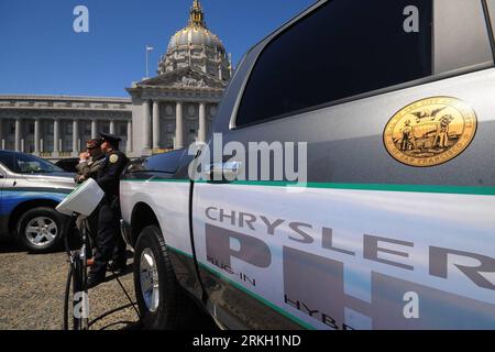 Bildnummer: 55675776 Datum: 03.08.2011 Copyright: imago/Xinhua (110803) -- SAN FRANCISCO, 3. August 2011 (Xinhua) -- die Plug-in-Hybrid-Elektrofahrzeuge, die mit dem Logo des San Francisco Government Park am Rathaus plaza in San Francisco, USA, am 3. August 2011 geprägt wurden. Jede der 14 Abteilungen der Stadtverwaltung wird über ein Plug-in-Hybrid-Elektrofahrzeug verfügen, das von Chrysler Group LLC angeboten wird und drei Jahre lang bestehen wird. (Xinhua/Liu Yilin)(ctt) U.S.-SAN FRANCISCO-PLUG-IN-HYBRID-ELEKTROFAHRZEUG PUBLICATIONxNOTxINxCHN Wirtschaft xns 2011 quer premiumd o0 USA, Hybridfahrzeug, Stockfoto