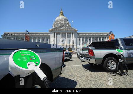 Bildnummer: 55675777 Datum: 03.08.2011 Copyright: imago/Xinhua (110803) -- SAN FRANCISCO, 3. August 2011 (Xinhua) -- der Plug-in-Hybrid-Elektrofahrzeug-Park am rathausplatz in San Francisco, USA, 3. August 2011. Jede der 14 Abteilungen der Stadtverwaltung wird über ein Plug-in-Hybrid-Elektrofahrzeug verfügen, das von Chrysler Group LLC angeboten wird und drei Jahre lang bestehen wird. (Xinhua/Liu Yilin)(ctt) U.S.-SAN FRANCISCO-PLUG-IN-HYBRID-ELEKTROFAHRZEUG PUBLICATIONxNOTxINxCHN Wirtschaft xns 2011 quer premiumd o0 USA, Hybridfahrzeug, Auto, Autoindustrie, Chrysler, Ladestation, beladen, beladen, Stockfoto