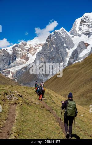 Wanderer auf einer Wanderung auf der Huayhuash-Strecke von Mitucocha nach Carhuacocha mit Blick auf den Berg Rondoy, peruanische Anden. Stockfoto