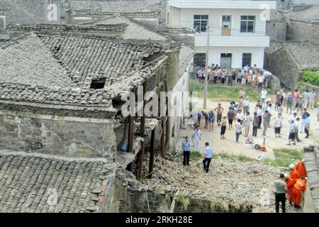 Bildnummer: 55677930 Datum: 03.08.2011 Copyright: imago/Xinhua ZHANGSHU, 4. Aug. 2011 (Xinhua) -- Foto aufgenommen am 3. Aug. 2011 zeigt den Einsturzort im Dorf Guofang der Stadt Zhangshu in der ostchinesischen Provinz Jiangxi. Eine Mauer eines alten Hauses, das vor 1949 erbaut wurde, brach hier am Mittwochmorgen zusammen, wobei acht Frauen und zwei Kinder getötet und zwei Frauen verletzt wurden. (Xinhua) (ly) CHINA-ZHANGSHU-HOUSE COLLAPSE-RESCUE (CN) PUBLICATIONxNOTxINxCHN Gesellschaft Einsturz Haus Wohnhaus Rettung xbs 2011 quer o0 Rettungskräfte Bergung totale Bildnummer 55677930 Datum 03 08 2011 Copyright Imago XINHUA Zhangshu Aug Stockfoto