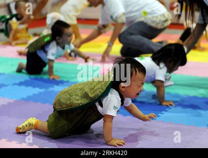 Bildnummer: 55682005 Datum: 06.08.2011 Copyright: imago/Xinhua (110806) -- HONGKONG, 6. August 2011 (Xinhua) -- Babys kriechen während eines Wettbewerbs in Hongkong, Südchina, 6. August 2011. Achtzig Babys nahmen am Samstag an der letzten Runde des 23. Hong Kong Baby Crawling Contest Teil. (Xinhua/Song Zhenping) (xzj) CHINA-HONG KONG-BABY CRAWL (CN) PUBLICATIONxNOTxINxCHN Gesellschaft Baby Kind Kleinkind Wettbewerb Krabbeln Wettrennen Kurios Premiere xbs x0x 2011 quer Bildnummer 55682005 Datum 06 08 2011 Copyright Imago XINHUA Hong Kong 6. August 2011 XINHUA Babys krabbelt während eines Compets Stockfoto