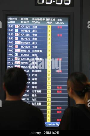 Bildnummer: 55682051  Datum: 06.08.2011  Copyright: imago/Xinhua (110806) -- SHANGHAI, Aug. 6, 2011 (Xinhua) -- A flight information board displays cancelled flights in the departure lobby of Hongqiao Airport in Shanghai, east China, Aug. 6, 2011. A total of 190 flights have been cancelled at the two airports of Hongqiao and Pudong in Shanghai by 4 p.m. on Saturday as Typhoon Muifa drew near. (Xinhua/Liu Ying) (ljh) CHINA-SHANGHAI-TYPHOON MUIFA-AIR TRAFFIC (CN) PUBLICATIONxNOTxINxCHN Gesellschaft Verkehr Luftfahrt Flughafen Flug gestrichen Unwetter Taifun premiumd xbs x0x 2011 hoch     Bildnum Stock Photo