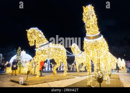 Malerische Kunstlicht-LED-Lampen Dekorationsfiguren einer Pferdekutsche, weihnachtsbaumschüssel auf dem Platz des Magdeburger Doms. Lichtwelt-Lichtwelt-Stadt Neujahr Stockfoto