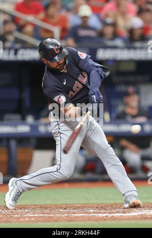 St. Petersburg, FL USA; Cleveland Guardians Catcher Cam Gallagher (35) trifft ein Pop-up Foul, das von Tampa Bay Rays Catcher Rene Pinto (50) Dur gefangen wird Stockfoto