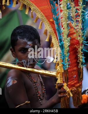 Bildnummer: 55682144 Datum: 06.08.2011 Copyright: imago/Xinhua (110806) -- COLOMBO, 6. Aug. 2011 (Xinhua) -- Ein Sri-lankischer tamilischer Hindu-Anhänger profermt während eines religiösen Festivals in Colombo, Hauptstadt Sri Lankas, am 6. Aug. 2011. (Xinhua/K.Dinara) (jl) SRI LANKA-COLMBO-HINDUISM-CELEBRATION PUBLICATIONxNOTxINxCHN Gesellschaft Tradition Religion Hinduismus xng 2011 Hochpremiumd o0 Tamilen, Körperschmuck Bildnummer 55682144 Datum 06 08 2011 Copyright Imago XINHUA Colombo 6. August 2011 XINHUA Sri Lankan Tamil Tanzhauptstadt eines religiösen Anhängers in Sri Colombo Stockfoto