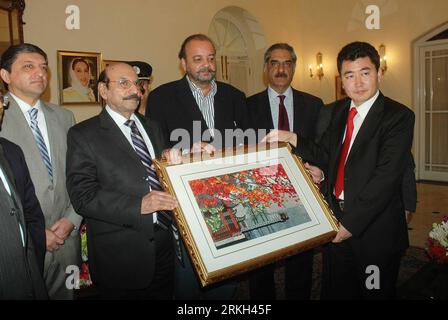 Bildnummer: 55682152 Datum: 06.08.2011 Copyright: imago/Xinhua (110806) -- KARACHI, 6. August 2011 (Xinhua) -- Syed Qaim Ali Shah, Chief Minister der Provinz Sindh (3., L) präsentiert am 6. August 2011 ein Gemälde an den stellvertretenden Präsidenten von Foton Motors YE Zhaoyou (1., R) in der südpakistanischen Stadt Karachi. Das chinesische Busunternehmen Foton Motors unterzeichnete mit der pakistanischen Regierung im Südosten der Provinz Sindh eine Vereinbarung über die Bereitstellung und den Betrieb von 2000 CNG-Bussen. (Xinhua Photo/Toheed) (jl) PAKISTAN-CHINA-TRANSPORT-BUS PUBLICATIONxNOTxINxCHN P Stockfoto