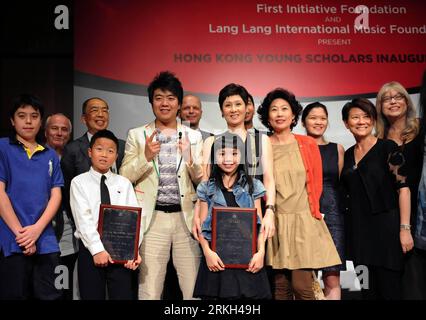 Bildnummer: 55682069 Datum: 06.08.2011 Copyright: imago/Xinhua (110806) -- HONGKONG, 06. August 2011 (Xinhua) -- der chinesische Pianist lang lang (3. L, Front) posiert mit Kate Xintong Lee ( 4. L, Front) und Jonathan Jun Yang (2. L, Front), zwei Preisträgern des diesjährigen Young Scholars Program in Hongkong, Südchina, 6. August 2011. Lang lang gab die Gewinner des diesjährigen Young Scholars Program in Hongkong hier am Samstag bekannt. Das Young Scholars Program ist eine Signature-Initiative der lang lang International Music Foundation, in der lang lang persönlich die Geschichte auswählt und betreut Stockfoto