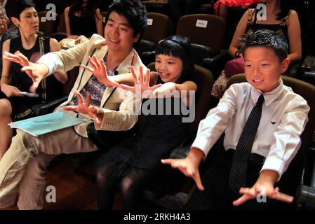 Bildnummer: 55682067  Datum: 06.08.2011  Copyright: imago/Xinhua (110806) -- HONG KONG, Aug. 06, 2011 (Xinhua) -- Chinese pianist Lang Lang (2nd L) poses for photo with Kate Xintong Lee (2nd R) and Jonathan Jun Yang (1st R), two Hong Kong winners of this year s Young Scholars Program, in Hong Kong, south China, Aug. 6, 2011. Lang Lang announced the Hong Kong winners of this year s Young Scholars Program here Saturday. The Young Scholars Program is a signature initiative of the Lang Lang International Music Foundation, in which Lang Lang personally chooses and mentors talented young pianists fr Stock Photo