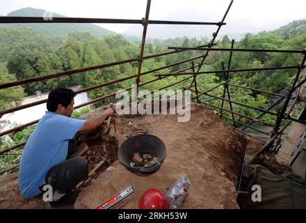 Bildnummer: 55684792  Datum: 08.08.2011  Copyright: imago/Xinhua (110808) -- BEIJING , Aug. 8, 2011 (Xinhua) -- An archeologist explores relics at Zhoukoudian in a suburb of Beijing, capital of China, Aug. 8, 2011. A rescue excavation was launched in May in the Zhoukoudian Caves, where the skulls of Peking Man, or Homo erectus, were found in the 1920s and 1930s. During this excavation, more than 400 stone products, over 700 specimen of animal bones and some relics bearing signs of ancient people s lives had been unearthed so far. (Xinhua/Luo Xiaoguang) (mp) (ry) CHINA-BEIJING-ZHOUKOUDIAN-EXCAV Stock Photo