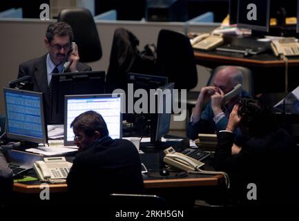 Bildnummer: 55686815  Datum: 09.08.2011  Copyright: imago/Xinhua (110808) -- BUENOS AIRES, Aug. 8, 2011 (Xinhua) -- Traders work at the stock market in Busnos Aires, Argentina, Aug. 8, 2011. Major stock indexes in Brazil and Argentina dropped more than 8 percent on Monday as the world stock markets tumbled following Standard & Poor s downgrading of the U.S. credit rating for the first time. (Xinhua/Martin Zabala) (zw) ARGENTINA-BUENOS AIRES-STOCK PUBLICATIONxNOTxINxCHN Wirtschaft Börse Gesellschaft Arbeitswelten Börsenhändler USA NYSE xjh x0x premiumd 2011 quer     Bildnummer 55686815 Date 09 Stock Photo