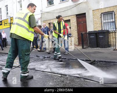 Bildnummer: 55687532 Datum: 09.08.2011 Copyright: imago/Xinhua (110809) -- LONDON, 9. August 2011 (Xinhua) -- Workers Clean Burn Flecks on a Damaged Street in Hackney, East London, Großbritannien, 9. August 2011. Viele Freiwillige begannen, mit den Anwohnern zusammenzuarbeiten, um Straßen zu säubern und Anlagen zu reparieren, die während des dreitägigen Aufstands ab Samstagabend beschädigt wurden. (Xinhua/Zeng Yi) (yh) UK-LONDON-RIOTS-CLEANING PUBLICATIONxNOTxINxCHN Politik UK England Protest Gewalt Vandalismus Unruh Randale Randalierer Strassenkämpfe Premiere xst 2011 quer o0 Krawalle, Schäden, Aufräumarbeiten Bildnummer 556 Stockfoto