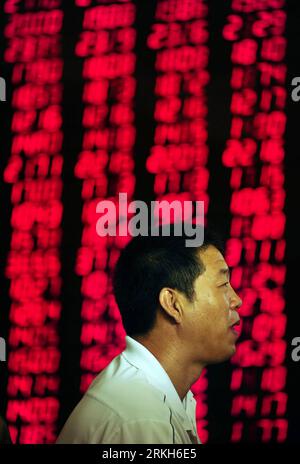 Bildnummer: 55689035  Datum: 10.08.2011  Copyright: imago/Xinhua (110810) -- SHENYANG, Aug. 10, 2011 (Xinhua) -- An investor looks at the stocks price board at a stocke exchange in Shenyang, northwest China s Liaoning Province, Aug. 10, 2011. Chinese shares rebounded on Wednesday, with the benchmark Shanghai Composite Index closed at 2,549.18 points, up 23.11 points, or 0.91 percent from the previous close. The Shenzhen Component Index rose 134.5 points, or 1.19 percent, to finish at 11,449.58 points. (Xinhua/Li Yuze) (lj) CHINA-STOCK MARKET-RISE (CN) PUBLICATIONxNOTxINxCHN Wirtschaft Börse Wi Stock Photo