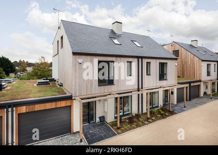 Glebe Road, Cambridge, England - 26. Oktober 2017: Neubau eines luxuriösen Stadthauses an der Außenseite der Straße Stockfoto