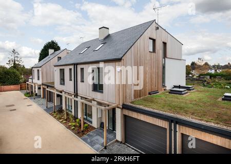 Glebe Road, Cambridge, England - 26. Oktober 2017: Neubau eines luxuriösen Stadthauses an der Außenseite der Straße Stockfoto