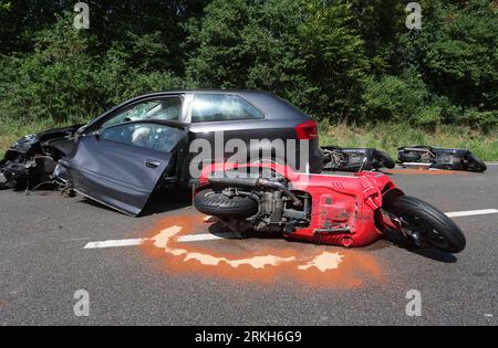 Schongau, Deutschland. 25. August 2023. Beschädigte Motorroller liegen an der Bundesstraße 17 um ein zerstörtes Auto herum. Nach Angaben der Polizei wurden bei einem Unfall mit zwei Autos und einer Gruppe von Motorrädern in Oberbayern mehrere Personen, einige davon schwer verletzt. Quelle: Karl-Josef Hildenbrand/dpa/Alamy Live News Stockfoto