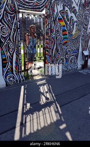 Bildnummer: 55689691  Datum: 06.08.2011  Copyright: imago/Xinhua (110810) -- BERLIN, August 10, 2011 (Xinhua) -- Tourist stands for picture at East Side Gallery, the largest remaining part of the former Berlin Wall in Berlin, capital of Germany on August 6, 2011. Berlin is marking the 50th anniversary of the Berlin Wall, which started building on August 13, 1961. (Xinhua/Ma Ning) GERMANY-BERLIN WALL-50 ANNIVERSARY PUBLICATIONxNOTxINxCHN Gesellschaft Politik Fotostory Berliner Mauer Mauerbau DDR Deutsche Teilung xdp 2011 hoch  o0 malerei, Kunst, Kultur    Bildnummer 55689691 Date 06 08 2011 Cop Stock Photo