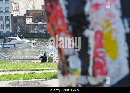 Bildnummer: 55689694 Datum: 06.08.2011 Copyright: imago/Xinhua (110810) -- BERLIN, 10. August 2011 (Xinhua) -- das Jugendpaar sitzt am Fluss Spree entlang der East Side Gallery, dem größten noch erhaltenen Teil der ehemaligen Berliner Mauer in Berlin, der Hauptstadt Deutschlands, am 6. August 2011. Berlin feiert den 50. Jahrestag der Berliner Mauer, die am 13. August 1961 mit dem Bau begann. (Xinhua/Ma Ning) DEUTSCHLAND-BERLIN WALL-50 JUBILÄUM PUBLICATIONxNOTxINxCHN Gesellschaft Politik Fotostory Berliner Mauer Mauerbau DDR Deutsche Teilung xdp 2011 quer o0 Spree, Fluss Bildnummer 55689694 Datum 06 08 2011 Copyr Stockfoto