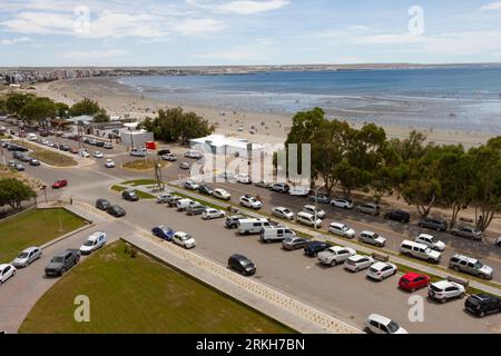 Eine Luftaufnahme von Autos, die an einem Strand in Puerto Madryn, Chubut, Argentinien geparkt sind Stockfoto