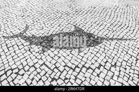 Wunderschöner Pflastersteinpflaster, der einen Schwertfisch in Lagos, der Algarve, Portugal bildet Stockfoto