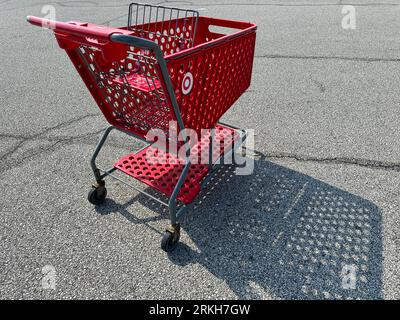 Verlassener Target-Warenkorb auf einem Parkplatz Stockfoto