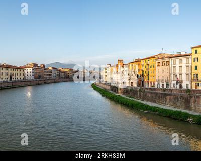 Ein idyllischer Blick auf den Fluss mit einem ruhigen Gewässer, umgeben von Gebäuden in Parma, Italien. Stockfoto