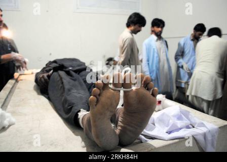 Bildnummer: 55710986  Datum: 12.08.2011  Copyright: imago/Xinhua (110812) -- PESHAWAR, Aug. 12, 2011 (Xinhua) -- Photo taken on Aug. 12, 2011 shows the body of a policeman at a hospital in northwest Pakistan s Peshawar. At least three policemen were shot dead and several others injured by two unknown gunmen Friday morning on their way escorting prisoners for medical check in Peshawar, said Duniya, a local TV service. (Xinhua/Umar Qayyum) (lmm) PAKISTAN-PESHAWAR-GUNSHOT PUBLICATIONxNOTxINxCHN Gesellschaft PAK Leiche Obduktion Seziertisch Tote Todesopfer Opfer Füße xjh x0x 2011 quer     Bildnumm Stock Photo