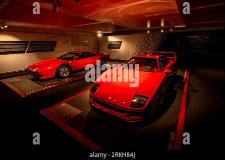 Die beiden roten Ferrari-Autos parkten in einem Showroom in Italien. Stockfoto