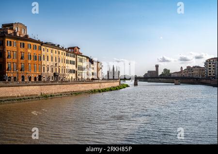 Ein idyllischer Blick auf den Fluss mit einem ruhigen Gewässer, umgeben von Gebäuden in Parma, Italien. Stockfoto